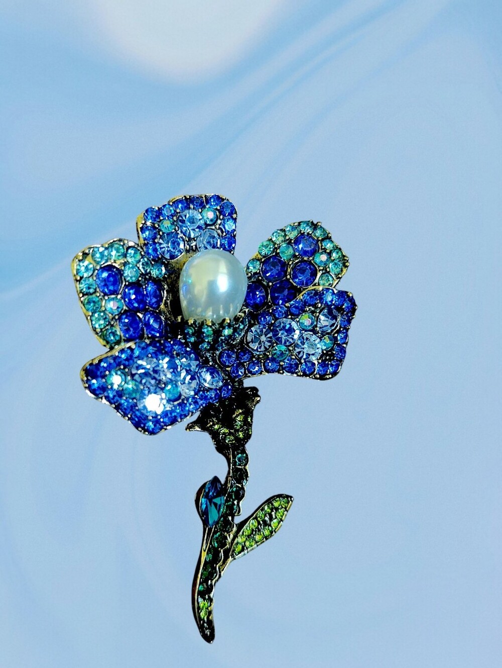 Vintage-Inspired Blue Crystal Flower Brooch with Faux Pearl